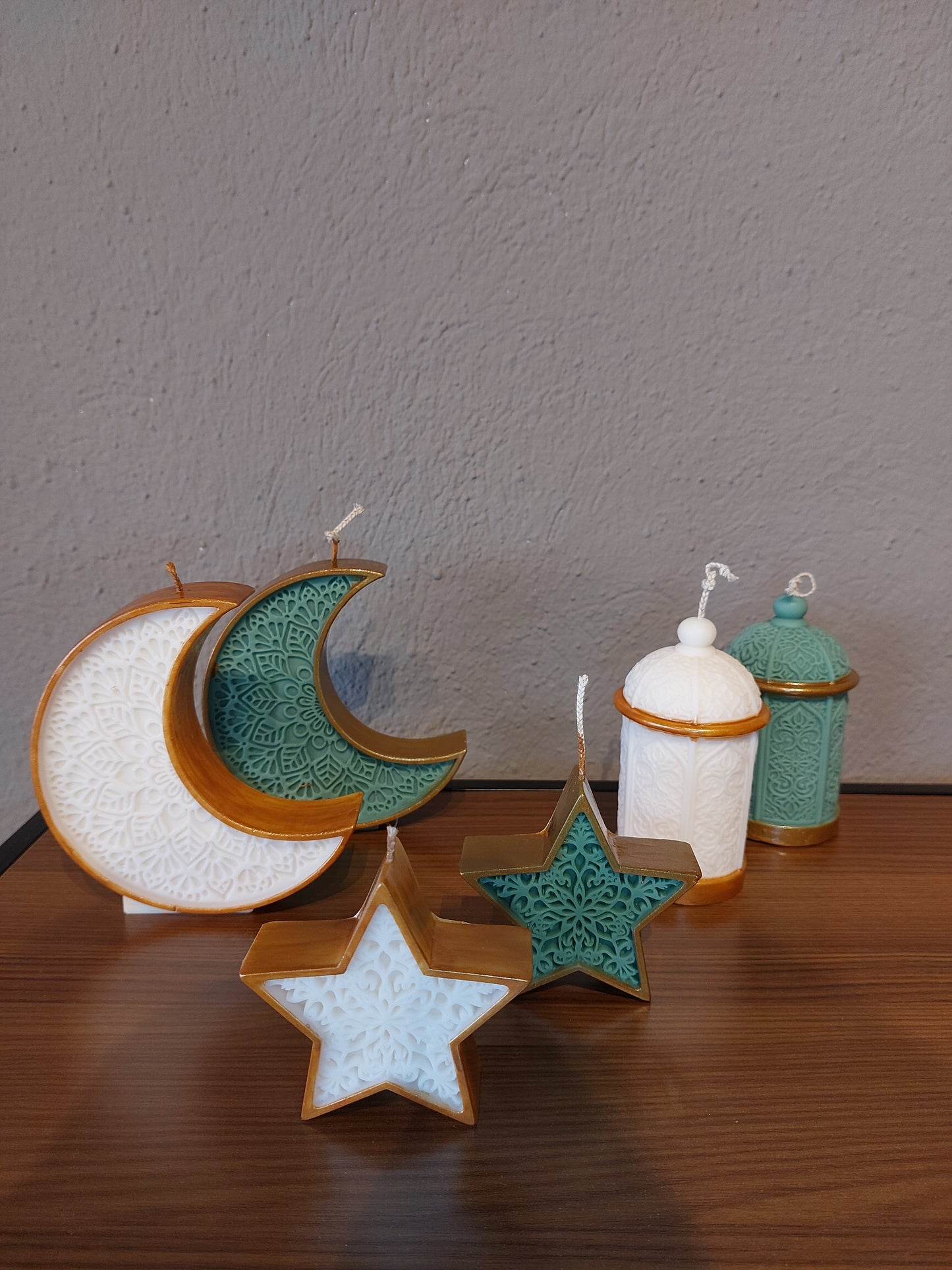 Handgemachte Ramadan Kerzen in Mond-, Stern- und Laternenform mit goldenen Ornamenten, gefertigt im Atelier Romanshorn