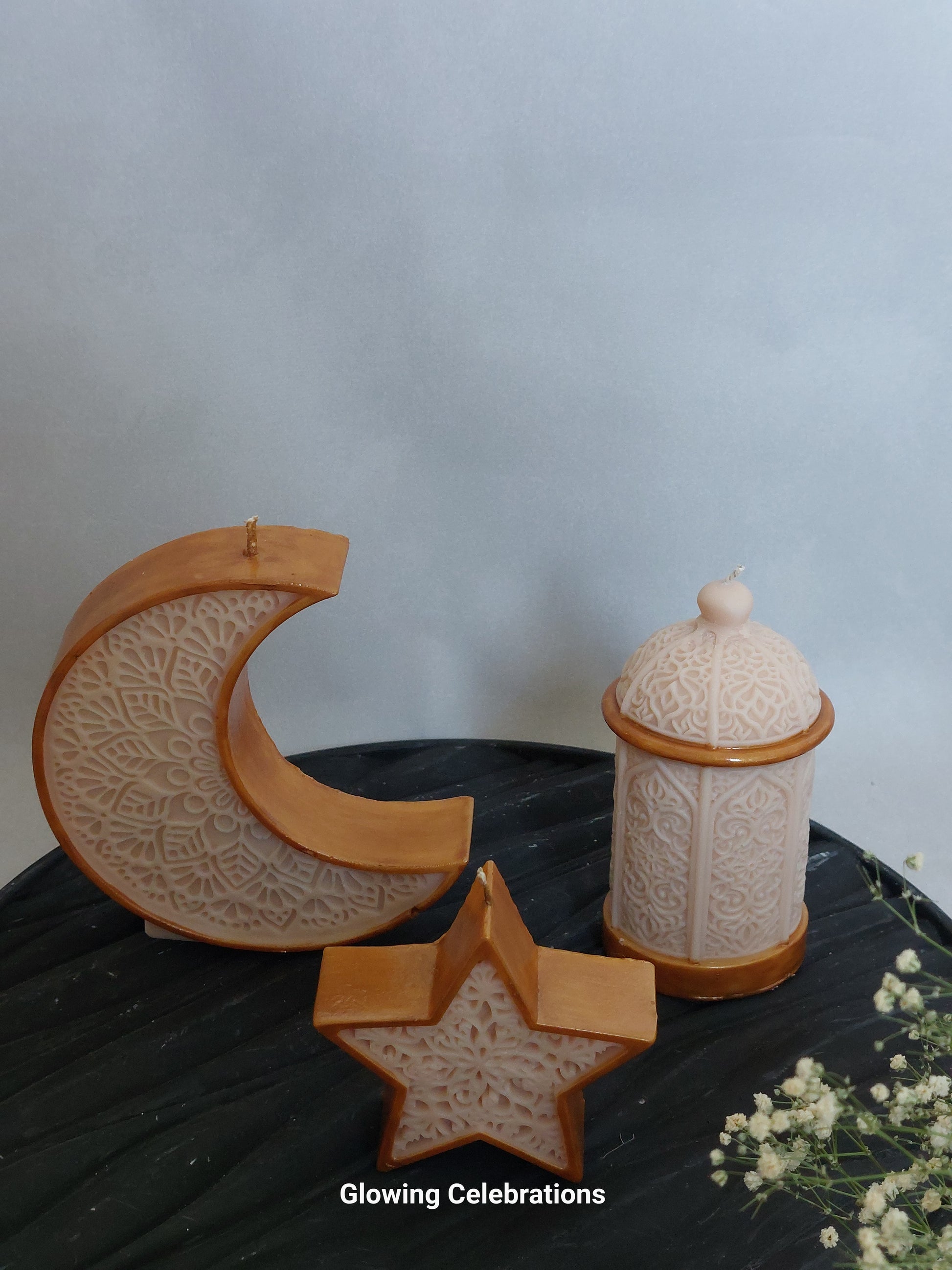 Handgemachte Ramadan Kerzen in Mond-, Stern- und Laternenform mit goldenen Ornamenten, gefertigt im Atelier Romanshorn