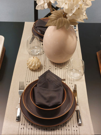Handgefertigte Kugelkerze Liv mit sanfter Wellenstruktur in den Varianten Natural und Gold, gefertigt im Atelier Romanshorn