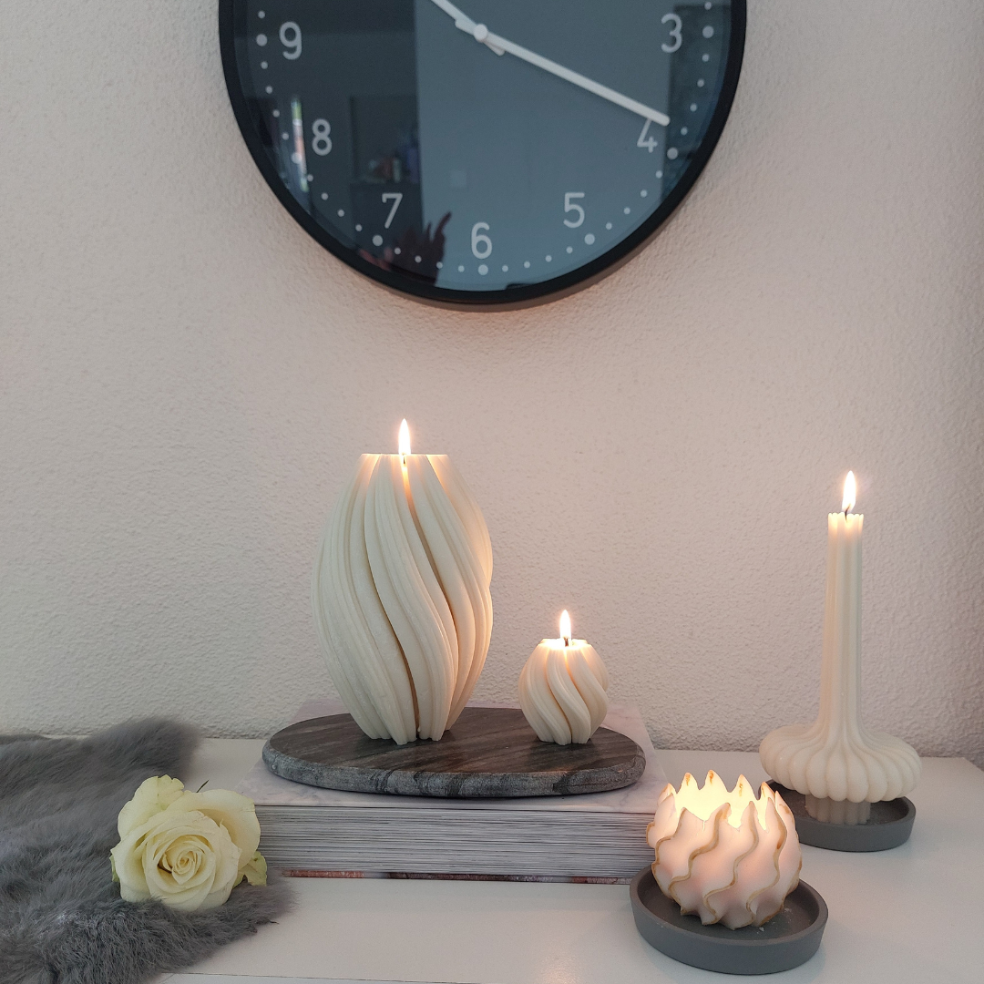 Handgefertigte Kugelkerze Liv mit sanfter Wellenstruktur in den Varianten Natural und Gold, gefertigt im Atelier Romanshorn