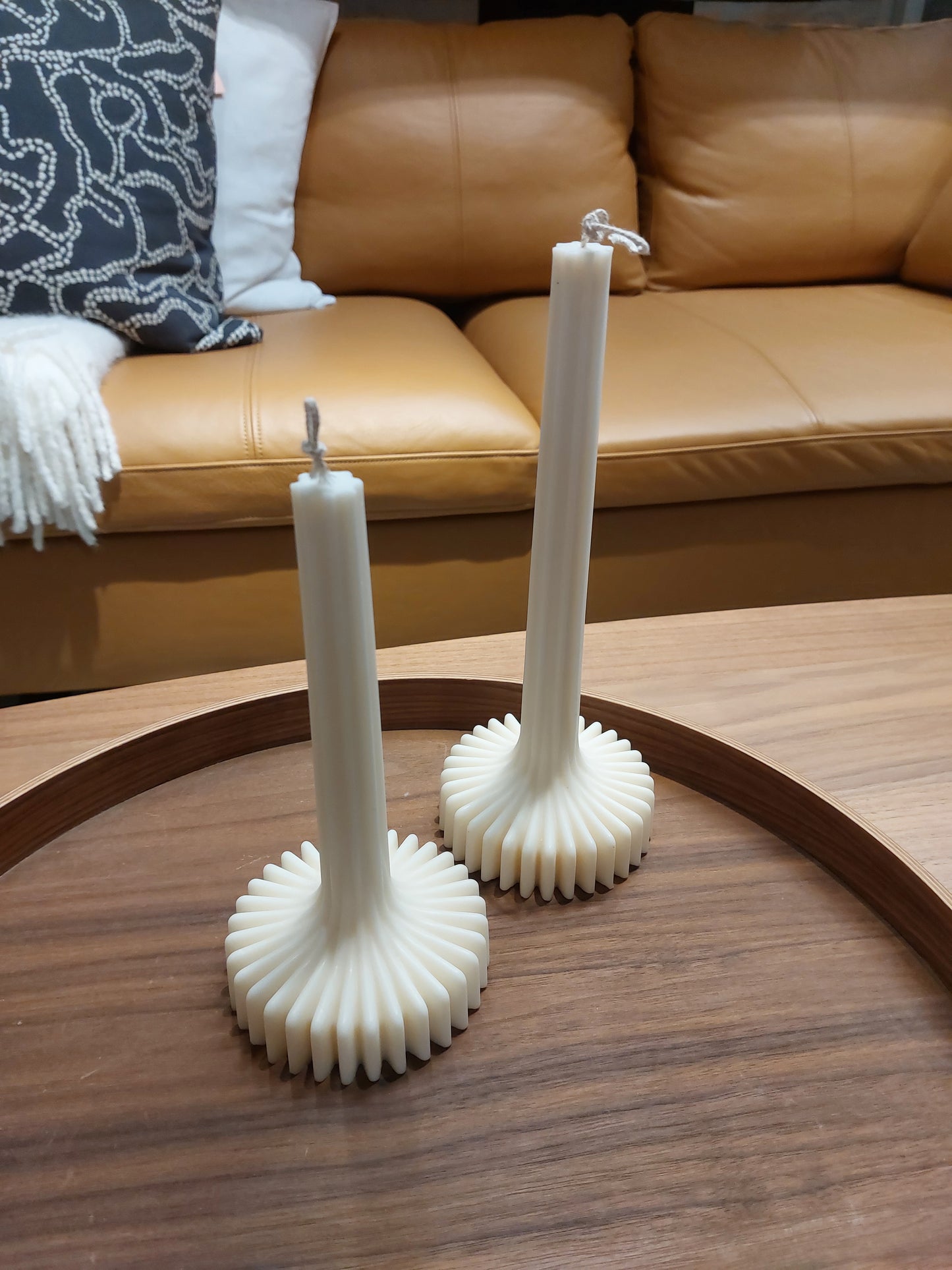 Handgegossene Luna Kerze in zwei Grössen aus europäischem Rapswachs, minimalistisches Design, gefertigt im Atelier Romanshorn