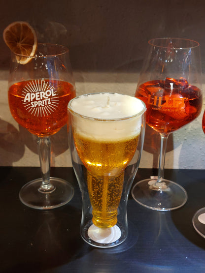 Handgemachte Bier-Kerze im doppelwandigen Glas mit täuschend echtem Wachs und Schaumkrone, hergestellt in Romanshorn von Glowing Celebrations