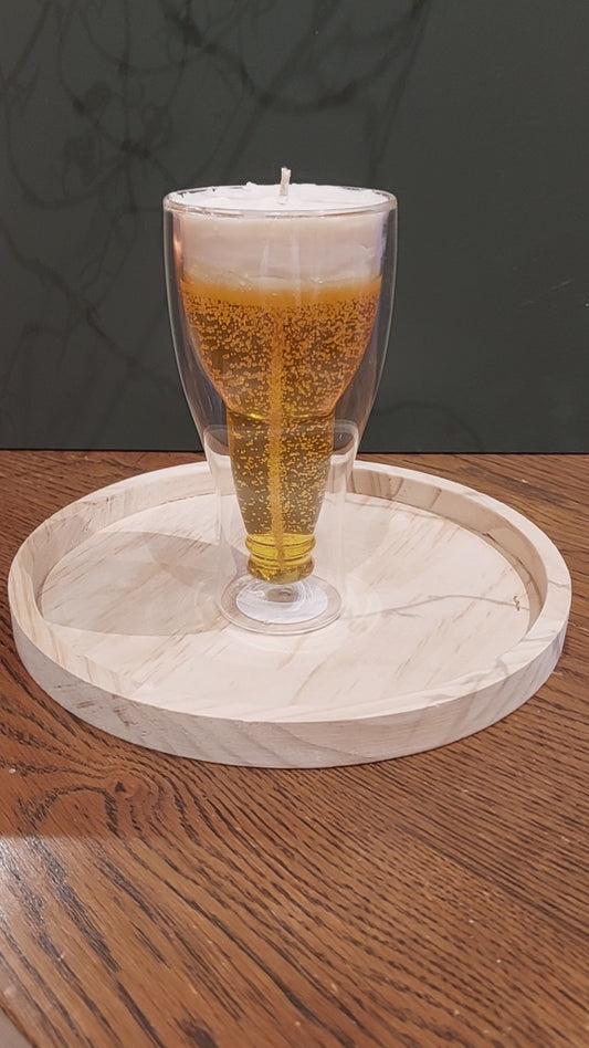 Handgemachte Bier-Kerze im doppelwandigen Glas mit täuschend echtem Wachs und Schaumkrone, hergestellt in Romanshorn von Glowing Celebrations